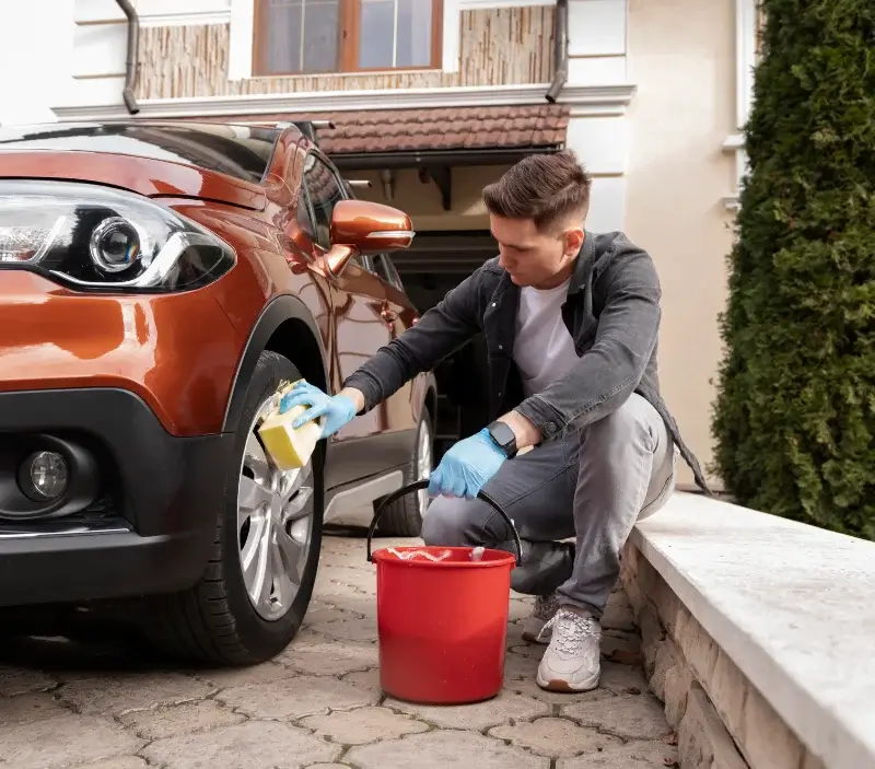 Lavage auto à domicile Apchon : professionnel intervenant sur un véhicule